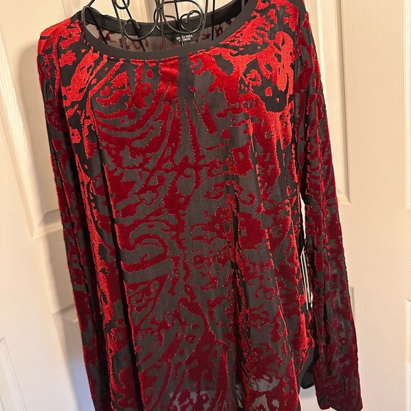 Simply Vera Vera Wang Tops - Simply Vera Wang Women's Red & Black Patterned Velvet Burnout Long Sleeve Top